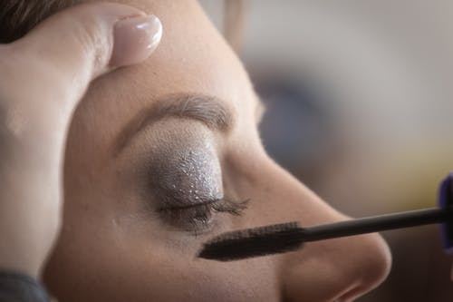 Come nascondere le imperfezioni del viso con il make-up